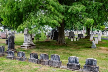 Dusk, Gettysburg Pennsylvania ABD 'deki Evergreen Mezarlığı' nı keşfediyor.