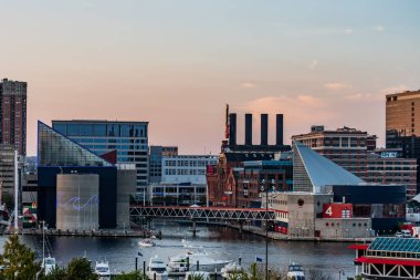 Sıcak Bir Yaz Gecesinde İç Liman 'da Günbatımı, Baltimore Maryland ABD