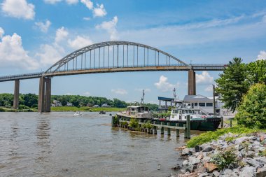Chesapeake City rıhtımında bir Yaz Öğleden Sonra, MD ABD