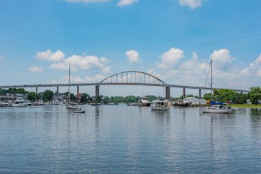 Chesapeake City Köprüsü yakınlarındaki deniz trafiği, ABD
