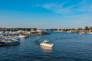Sunset, Eastport Maryland ABD 'deki limana gidiyor.