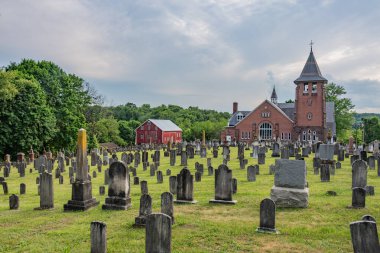 St. Jacobs Taş Kilisesi ve Mezarlığı Üzerindeki Fırtına Bulutları, Glenville PA ABD
