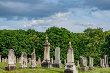 Tarihi mezar taşları, St. Jacobs Stone Kilisesi Mezarlığı, Glenville PA ABD