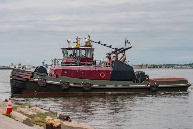Kıyıya vurmuş römorkör, Baltimore Limanı Maryland ABD