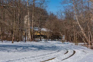 Tren yolu boyunca uzanan Glatfelter İstasyonuna yaklaşan, Pennsylvania 'daki Seven Vadisi ABD