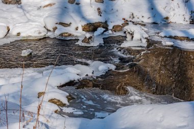 Codorus deresi boyunca küçük bir şelale, York County Pennsylvania