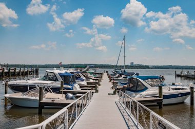 Marina, Potomac Nehri 'nde Bir Yaz Günü, Alexandria Virginia