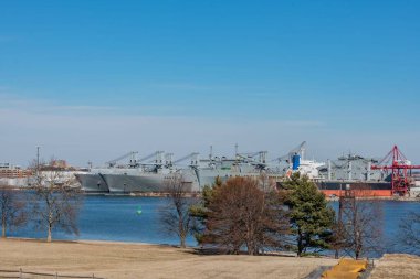 Bir Kış Öğleden Sonra Maryland 'de Baltimore Limanı' na yanaşan gemiler.