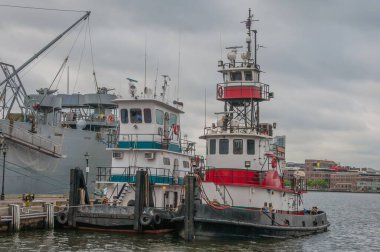 Baltimore 'da Bir Yaz Gecesinde Fells Point' te Denizcilik Aktivitesi