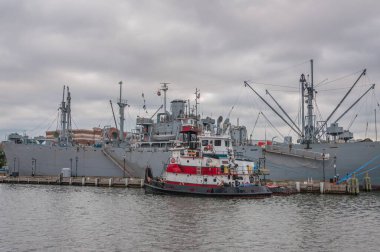 Baltimore Maryland Fells Point 'te Bir Yaz Gecesinde Özgürlük Gemisi ve Römorkör