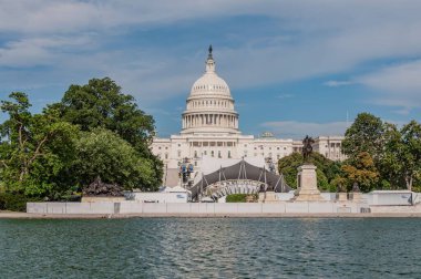Senato Havuzu ve ABD Meclisi 'ni Yaz Gününde Yansıtıyor, Washington DC
