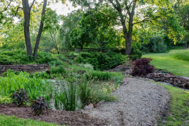 York County Pennsylvania 'da bir yaz akşamında Brook nehri üzerindeki köprü.