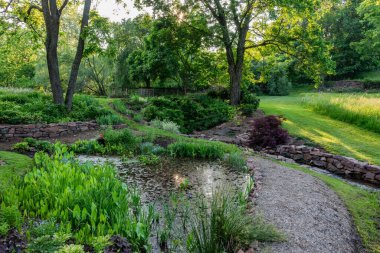 Sunset, York County Pensilvanya 'da Bahçelerde Dolaşmak