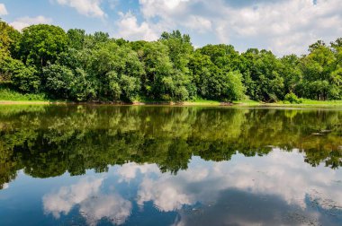 Potomac Nehri bugün bir ayna.