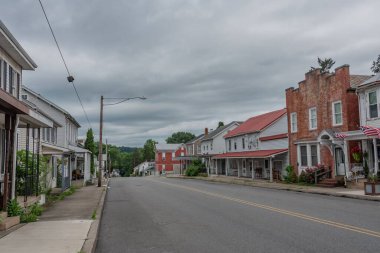 Bulutlu bir yaz gününde Halifax Kasabası Pennsylvania