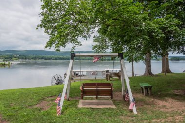 Millersburg Pennsylvania 'da Susquehanna Nehri kıyısında bir yaz günü sallanan