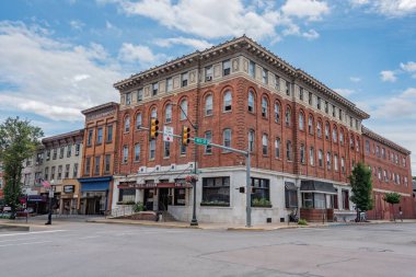 Sunbury 'de 4. Cadde' yi keşfediyor.