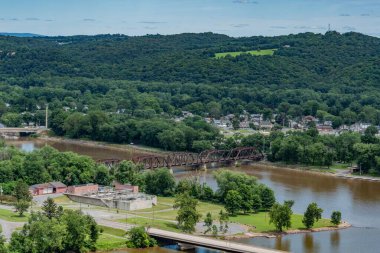 Güneşli bir yaz gününde Susquehanna Nehri 'ni geçen Demiryolu Köprüsü manzarası, Shikellamy State Park Pennsylvania