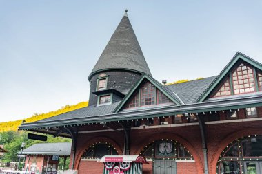 Dusk 'taki Mauch Chunk Tren İstasyonu, Jim Thorpe Pennsylvania