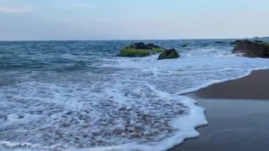 Deniz dalgaları kayalık plaja çarpar. Yüksek kaliteli FullHD görüntüler