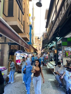 İstanbul 'da dar bir sokakta pazar. Yüksek kalite fotoğraf