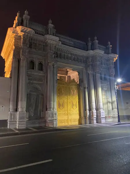 İstanbul 'daki Dolmabahce Sarayı' nın giriş kapısı. Gece Manzarası. Yüksek kalite fotoğraf