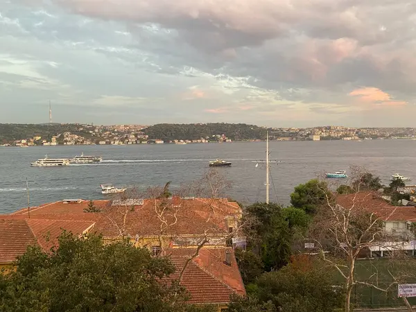 İstanbul 'da gün batımında Boğaz manzarası. Yüksek kalite fotoğraf