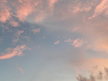 Öğleden sonra gökyüzü ve kırmızı bulutlar. Yüksek kalite fotoğraf