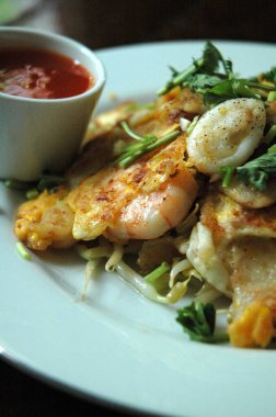 Tayland usulü deniz ürünleri omleti, taze karides ve acılı ve baharatlı sos..