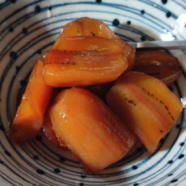 Kırmızı şekerli muz, Tayland usulü muz şuruplu. Çok basit ve lezzetli.