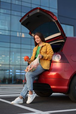 Eko-ambalaj ve yaşam tarzı konseptinde sağlıklı gıda alışverişi