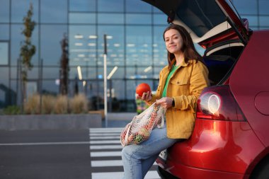 Eko-ambalaj ve yaşam tarzı konseptinde sağlıklı gıda alışverişi