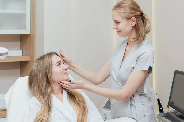 stock image Woman getting face and body treatment at beauty clinic