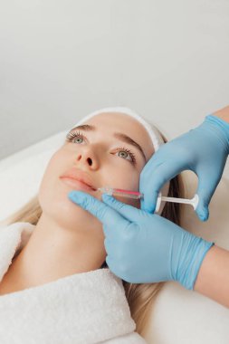 Kadın güzellik kliniğinde yüz ve vücut bakımı görüyor.