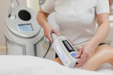 Kadın güzellik kliniğinde yüz ve vücut bakımı görüyor.