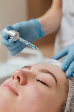 Kadın güzellik kliniğinde yüz ve vücut bakımı görüyor.