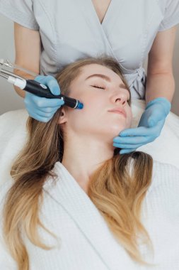 Kadın güzellik kliniğinde yüz ve vücut bakımı görüyor.