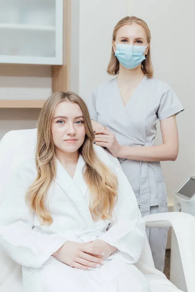 Femeia Care Primește Tratament Facial Corporal Clinica Frumusețe — Fotografie, imagine de stoc