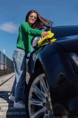 Otomobil yıkama istasyonunda yıkama ve temizleme..