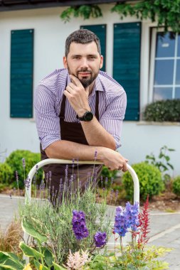 Bir bahçe merkezinde uzun ömürlü bitkiler yetiştirme ve bakımı kavramı