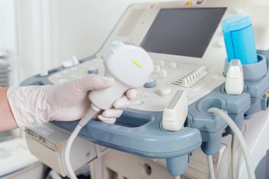 Klinikte ultrason taraması yaptıran genç bir kadın.