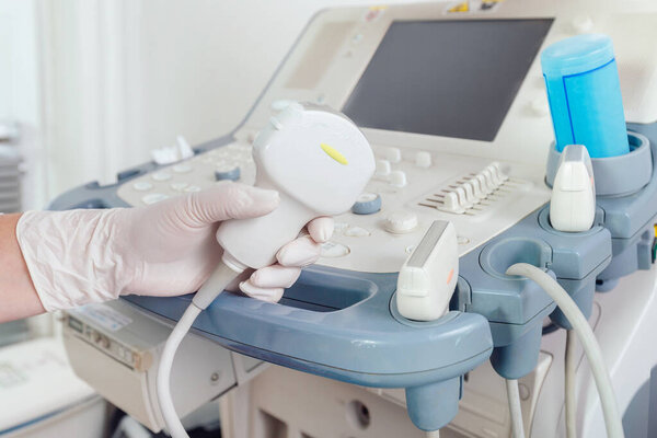 молодая женщина, проходящая УЗИ в клинике