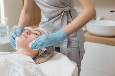 Kadın güzellik kliniğinde yüz ve vücut bakımı görüyor.