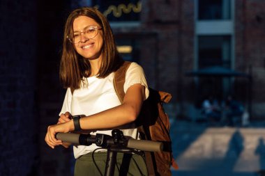 Şehirde dolaşmaya alternatif olarak elektrikli scooter.