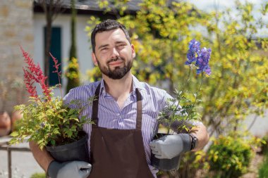 Bir bahçe merkezinde uzun ömürlü bitkiler yetiştirme ve bakımı kavramı