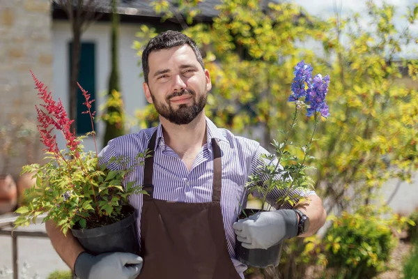 Bir bahçe merkezinde uzun ömürlü bitkiler yetiştirme ve bakımı kavramı