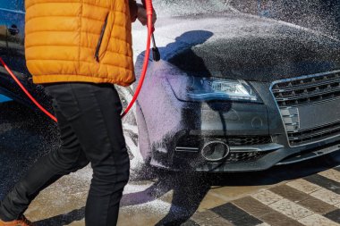 Otomobil yıkama istasyonunda yıkama ve temizleme..