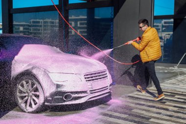 Otomobil yıkama istasyonunda yıkama ve temizleme..