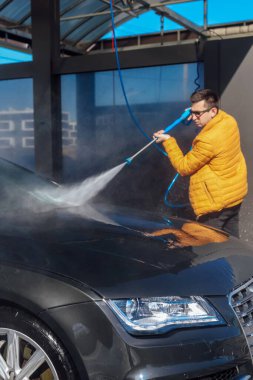 Otomobil yıkama istasyonunda yıkama ve temizleme..