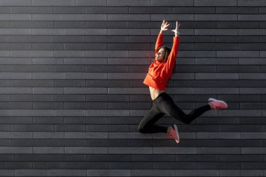 Spor giyiminde kadın modeli dışarıda egzersiz yapıyor..